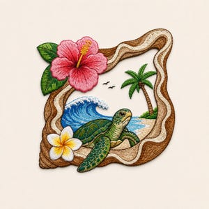 Puede incluir: Obra de arte bordada que representa una tortuga marina verde en una playa de arena con una ola azul, una palmera y una flor de hibisco rosa. También hay una flor de frangipani blanca y amarilla. La obra está enmarcada con un borde marrón.
