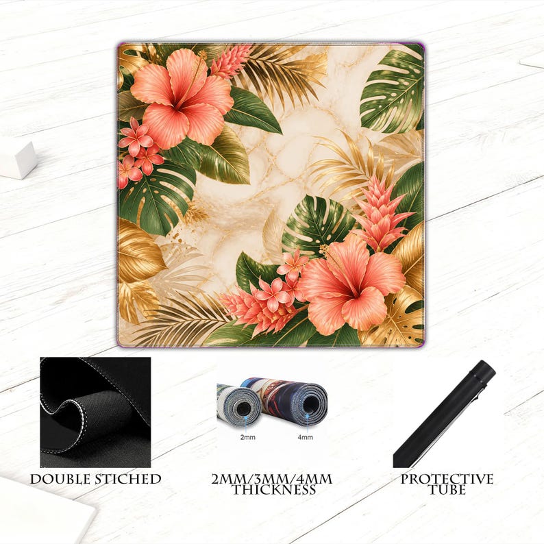 K&ouml;nnte beinhalten: Quadratisches Mousepad mit tropischem Blumendesign, das korallenfarbene Hibiskusbl&uuml;ten, gr&uuml;ne Monstera-Bl&auml;tter und goldene Palmfarnwedel zeigt. Das Mousepad hat einen marmor&auml;hnlichen Hintergrund. Das Bild zeigt auch die Dicke des Mousepads und eine Schutzh&uuml;lle.