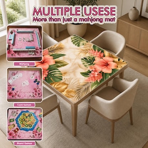 K&ouml;nnte beinhalten: Ein quadratischer Tisch mit floralem Design, umgeben von vier beigefarbenen St&uuml;hlen. Der Tisch ist mit rosa Hibiskusbl&uuml;ten und gr&uuml;nen Bl&auml;ttern verziert. Das Bild zeigt auch drei kleinere Bilder von Spielmatten f&uuml;r Mahjong, Kartenspiele und Brettspiele. Der Text lautet "MULTIPLE USES" und "More than just a mahjong mat."