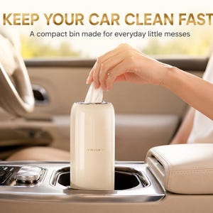Puede incluir: Una papelera cilíndrica de color crema para coche con un borde superior metálico, que presenta el texto CAR RESCUE BIN en la parte frontal. La papelera está colocada en un portavasos, con un pañuelo blanco saliendo por la abertura superior. El texto KEEP YOUR CAR CLEAN FAST y A compact bin made for everyday little messes es visible arriba.