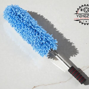 Peut inclure: Un plumeau de voiture en microfibre bleu avec un manche argenté et une poignée noire et rouge. Le plumeau est conçu pour nettoyer les véhicules et porte le texte "YEHEZKEL CAR ACCESSORIES" dans un logo.