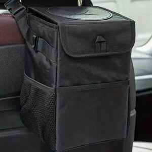 Peut inclure: Sac poubelle de voiture noir avec couvercle et sangle r&eacute;glable. Le sac a une poche en filet et une fermeture &agrave; rabat. Con&ccedil;u pour &ecirc;tre suspendu &agrave; l'appuie-t&ecirc;te de la voiture. Fabriqu&eacute; en mat&eacute;riau durable et r&eacute;sistant &agrave; l'eau.