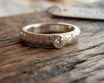 Anillo solitario de moissanita martillada con diamantes / Anillo de compromiso con engaste biselado en plata de ley / Anillo de promesa minimalista hecho a mano para mujer