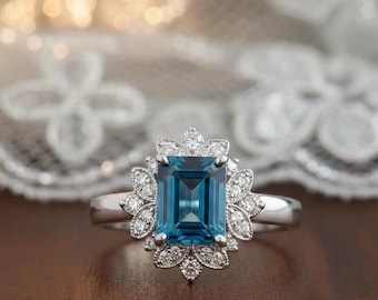 Anillo de compromiso vintage con topacio azul de Londres talla esmeralda, anillo de plata maciza con piedra preciosa azul para mujer, regalo único de aniversario con halo floral para ella.