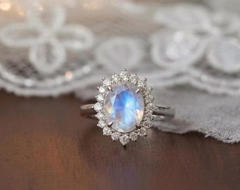 Anillo de compromiso ovalado de piedra lunar, anillo de piedra lunar con destellos azules, anillo vintage con halo de rayos de sol, anillo de boda art déco, joyería celestial de plata.