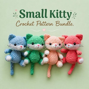 Op de afbeelding: Vier gehaakte kattenspeeltjes in blauw, groen, perzik en rood. Elke kat heeft witte accenten, zwarte snorharen en een roze neus. De tekst "Small Kitty Crochet Pattern Bundle" staat bovenaan.
