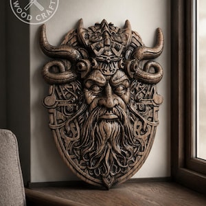 Può includere: Una placca da parete in legno marrone scuro con un dettagliato intaglio in rilievo di una figura barbuta con grandi corna ricurve e una corona ornata. Il pezzo mostra intricati motivi a intreccio e include il testo BUKATA WOOD CRAFT.