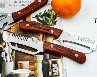 Pelador y rallador con mango de madera y cuchillas de acero inoxidable, herramienta de cocina ergonómica.