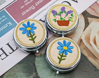 Handbestickte florale Pillbox | Metall Reisepillendose | Geschenk für Frauen | Exquisite Souvenirbox