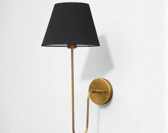 Lámpara de pared de latón con pantalla de tela, hecha a mano, estilo vintage de mediados de siglo.