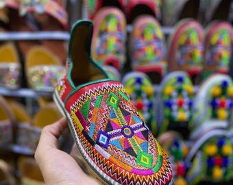 Babouche marroquí bordado con arcoíris para mujer – Mules tribales geométricas vibrantes con punta afilada, pantuflas étnicas bohemias hechas a mano, zapatos Amazigh