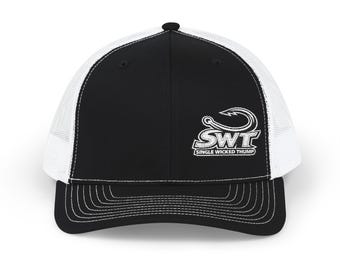 Cappellino da pesca SWT Single Wicked Thump ricamato, modello trucker con rete per attività all'aperto e pesca al persico.