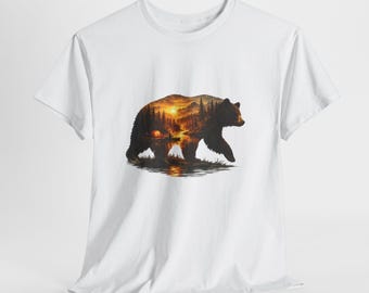 Maglietta regalo con orso al tramonto nella natura selvaggia / Grafica forestale a doppia esposizione