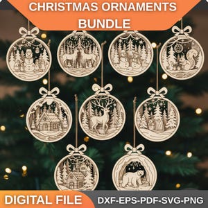 Op de afbeelding: Een bundel houten kerstversieringen met diverse winterse taferelen, waaronder sneeuwmannen, herten en hutten. Elke cirkelvormige versiering heeft een gedetailleerd uitgesneden ontwerp en een strik aan de bovenkant. De tekst "CHRISTMAS ORNAMENTS BUNDLE" staat bovenaan, en "DIGITAL FILE" en bestandsinfo onderaan.