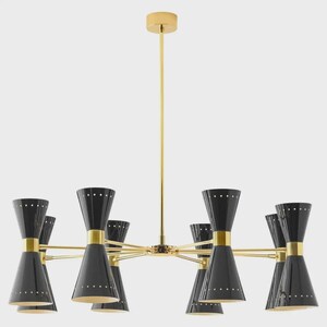 Peut inclure: Un lustre moderne avec une finition dorée et huit abat-jours noirs en forme de cône. Les abat-jours ont une bande dorée et de petits détails de points blancs. Le luminaire est suspendu à une tige dorée.