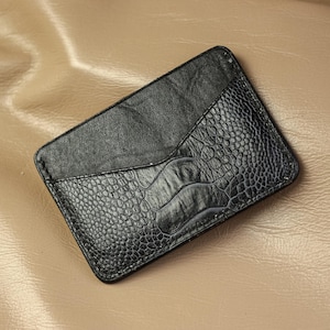 Puede incluir: Un juego de tres tazas de cerámica con un acabado mate moteado. Las tazas son en tonos crema, gris claro y gris oscuro. Cada taza tiene un diseño simple y minimalista, ideal para café o té.