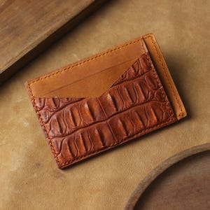 Tarjetero especial con estampado de cocodrilo en tonos tostado y habana, diseñado por Toni Craft.