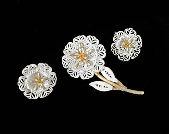 Conjunto de broche y pendientes vintage de filigrana con flores: esmalte blanco