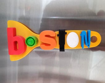 Imán para refrigerador de Boston reciclado a partir de materiales plásticos. ¡Hecho a mano y único!