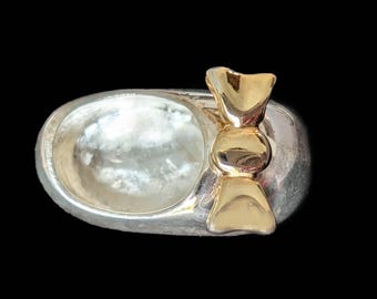 Broche vintage de zapato de ballet chapado en plata NJD de Norma Jean Designs con lazo dorado