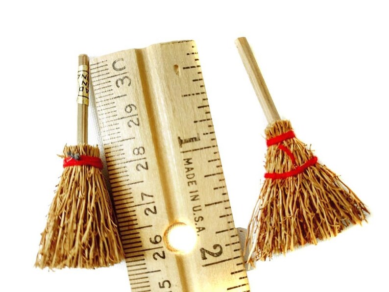 1:12 Scale Dollhouse Miniature Straw Broom
