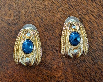 Pendientes vintage de Avon con cabujón de lapislázuli azul sintético, media argolla, tono dorado, anchos y gruesos.