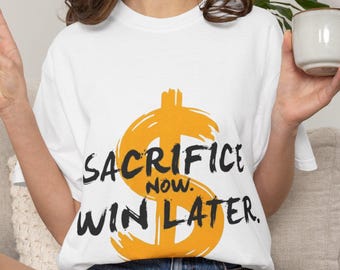 Camiseta "Sacrifice Now Win Later" (Sacrifica ahora, gana después), camiseta motivacional con símbolo de dinero, estilo retro vintage con signo de dólar.