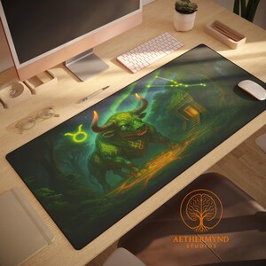 Könnte beinhalten: Schwarze rechteckige Schreibtischunterlage mit einer grünen Bullenillustration und dem Sternzeichen Stier. Das Design umfasst eine Waldszene, eine Konstellation und den Text "AETHERMYND STUDIOS".