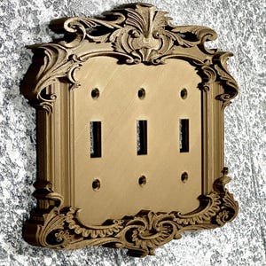 Elegante Viktorianische Viktorianische Lichtschalter Abdeckung Verzierter Antiker Messing Gerahmter Wandteller Moderne Rustikale Bougie Steckdose Abdeckung Gebürstet Nicke 3 Gang