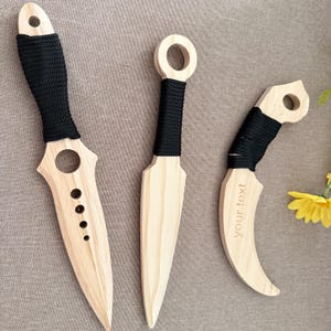 Aanpasbaar houten speelgoedmes: handgepolijst, veilig om mee te spelen, geschikt als cosplay-accessoire of bureaudecoratie.