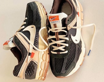 Niestandardowy znaczek Nike Vomero V5