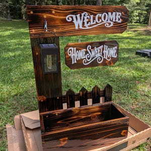 Vaso de madeira de cedro artesanal para varanda, com tampa personalizável e placa suspensa para jardim, camping, trailer, pátio ou varanda. Decoração de boas-vindas.