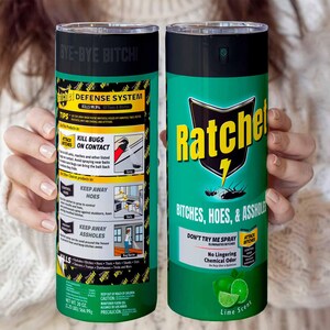Puede incluir: Dos botellas de spray verdes y negras con el texto "BYE-BYE BITCH!" y "Ratche!". Las botellas tienen etiquetas con texto y gráficos, incluyendo "KILL BUGS ON CONTACT" y "BITCHES, HOES, & ASSHOLES". Las botellas son sostenidas por una persona que lleva un suéter blanco.