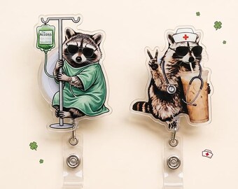 Lustige Waschbär Kaffee Krankenschwester Abzeichen Reel, Trash Panda ID-Clip, Krankenschwester Accessoire, Patienten Geschenk