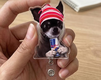 Portatarjetas retráctil con forma de perro divertido, portatarjetas de identificación de chihuahua rojo, clip acrílico para etiqueta de nombre, regalo para enfermera cansada, cordón para oficina con forma de bebida energética