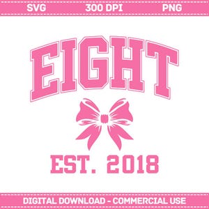 Op de afbeelding: Een roze grafisch ontwerp met het woord EIGHT in een vet, gebogen lettertype in universiteitsstijl, gecentreerd boven een gestileerde strikillustratie, met de tekst EST. 2018 onder de strik, alles op een effen witte achtergrond.