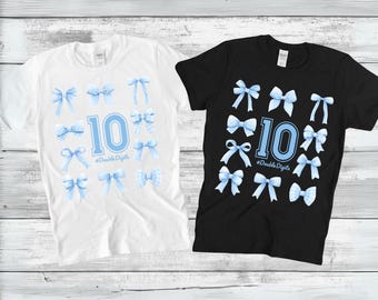 Ragazza che compie due cifre PNG SVG, 10° compleanno PNG, fiocco civettuolo blu PNG, compleanno preppy con fiocco civettuolo, compleanno personalizzato per 10 anni PNG