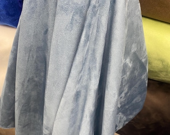 Tela de tapicería de gamuza sintética color azul nube, cortada a medida, 58" de ancho, sin elasticidad.