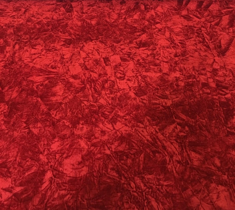 Peut inclure: Tissu de velours rouge &eacute;cras&eacute; avec une surface douce et textur&eacute;e.