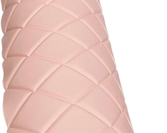 Simili cuir matelassé rose 4 po x 6 po. Rembourrage automobile 52 po. de large VENDU par mètre