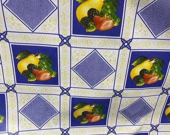 Mantel de plástico con diseño de frutas Blue Diamond, de 53 pulgadas de ancho y cortado a medida.