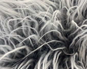 Tissu fausse fourrure gris clair à bouts de Mongolie sur support gris | Fourrure hirsute à poils longs par mètre