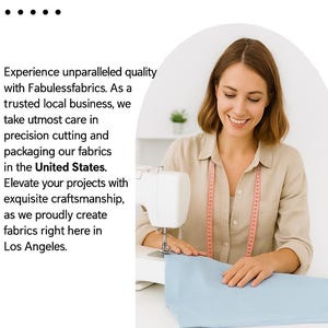 Puede incluir: Una m&aacute;quina de coser blanca con una pieza de tela azul claro, una cinta m&eacute;trica rosa y texto que dice Cut & Packed in the U.S.A, Fabulessfabrics, y detalles sobre el corte y empaquetado de precisi&oacute;n de telas en Estados Unidos.