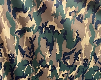 Tela elástica de spandex con estampado de camuflaje verde militar. Se vende cortada a medida. 60 pulgadas de ancho.