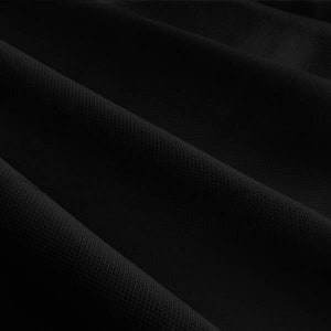 Pu&ograve; includere: Primo piano di tessuto nero con superficie strutturata. Il tessuto &egrave; drappeggiato in pieghe diagonali, creando ombre e riflessi. Il materiale sembra essere un tessuto a maglia o tessuto, adatto per abbigliamento o arredamento.