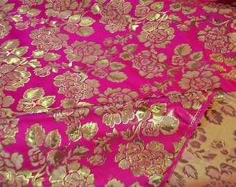 Tissu brocart floral doré sur satin fuchsia - Tissu jacquard fleuri élégant par mètre - Couture, robes, décoration, déguisements