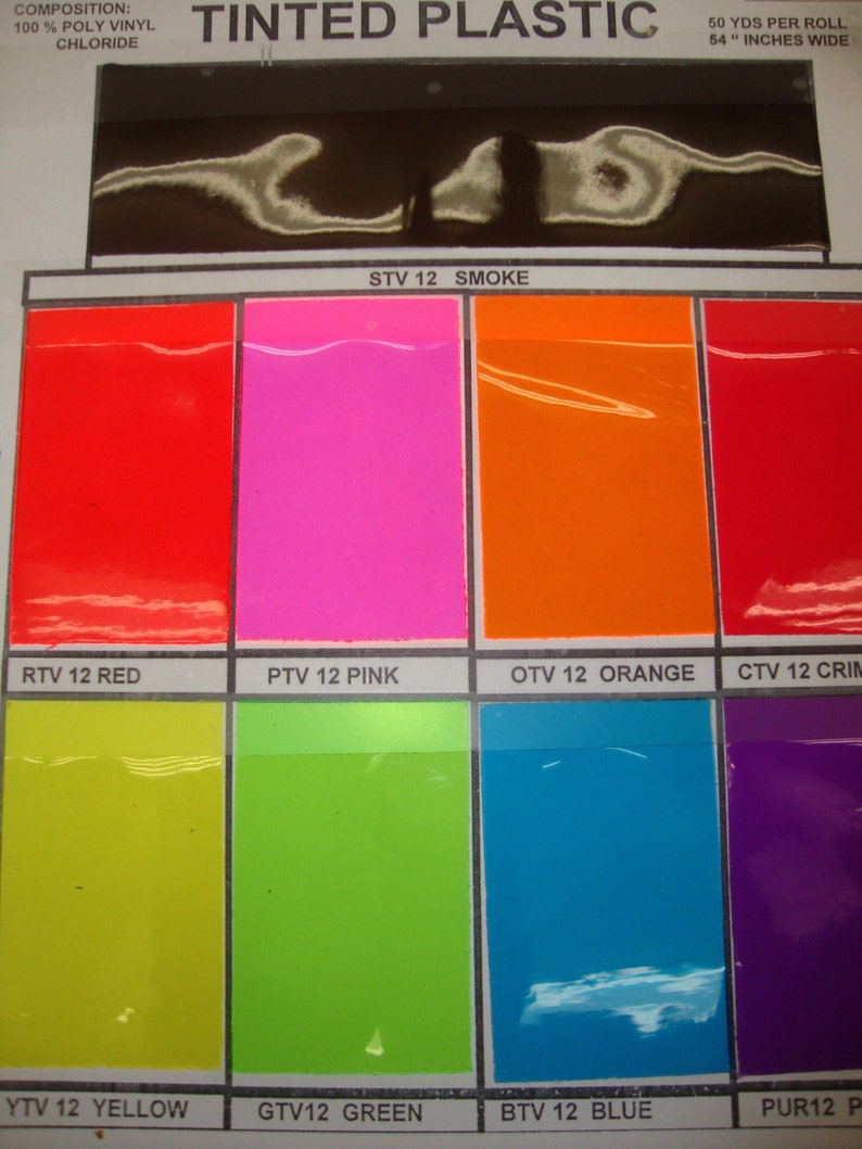 Puede incluir: Una carta de colores de pl&aacute;stico tintado, que muestra 10 colores diferentes: humo, rojo, rosa, naranja, carmes&iacute;, amarillo, verde, azul, morado y negro. La carta est&aacute; etiquetada como "Pl&aacute;stico tintado" e incluye la composici&oacute;n "100% policloruro de vinilo".