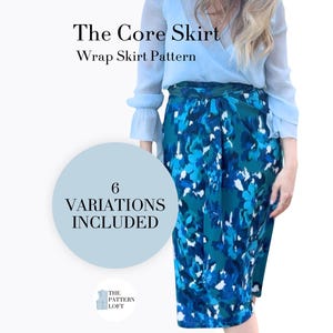 Może przedstawiać: Wzór na spódnicę kopertową z niebieskim kwiatowym wzorem. Tekst "The Core Skirt" i "Wrap Skirt Pattern" są wyświetlane u góry. Jasnoniebieskie koło z napisem "6 VARIATIONS INCLUDED" znajduje się w lewym dolnym rogu.