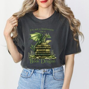 Maglietta ispirata ai draghi dei libri, maglietta per amanti dei libri, maglietta per lettori fantasy, maglione a tema drago, maglietta regalo per topi di biblioteca, regalo per amanti dei libri fantasy