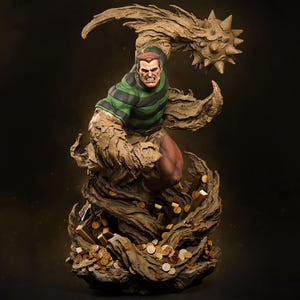 Puede incluir: Estatua detallada de un personaje de cómic, Sandman, en una pose dinámica. La figura es predominantemente marrón y verde, con una apariencia texturizada similar a la arena. Monedas y lingotes de oro en la base.